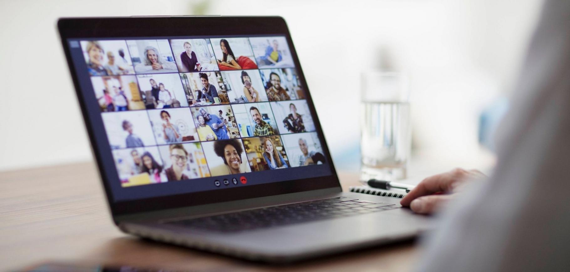 Espacio de trabajo colaborativo donde estudiantes desarrollan habilidades empresariales